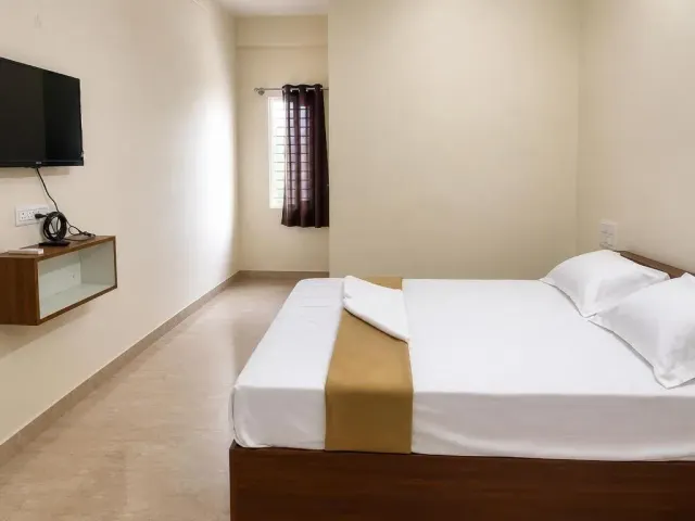 Photo 2 of 10 at Hotel S G Comforts