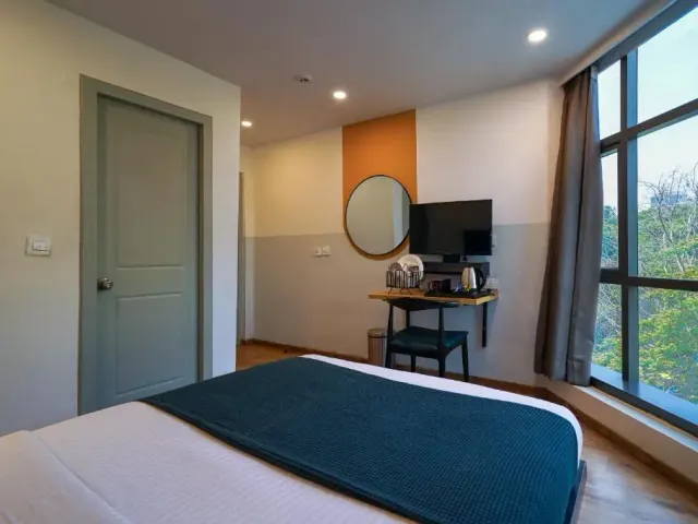 Photo 3 of 10 at Olive Zip Richmond Circle by Embassy Group