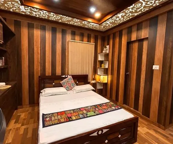 Photo 2 of 10 at Feel at Grand Hotel ! Cozy Rustic Wood Panelled Pvt Room with Free Parking