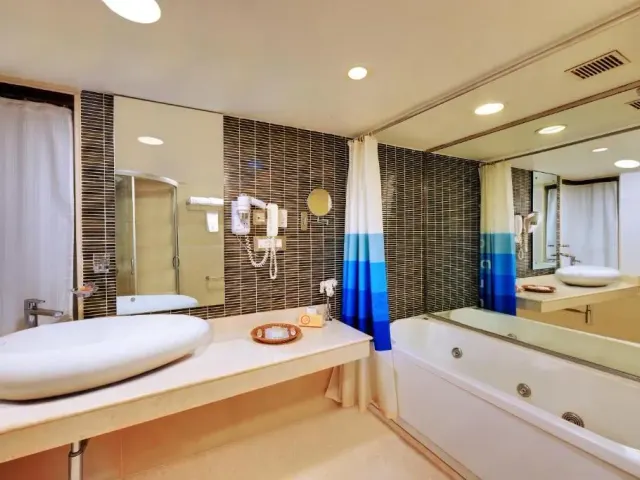 Photo 8 of 10 at Iris The Business Hotel