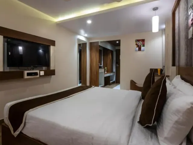 Photo 3 of 10 at Hotel Monarch International